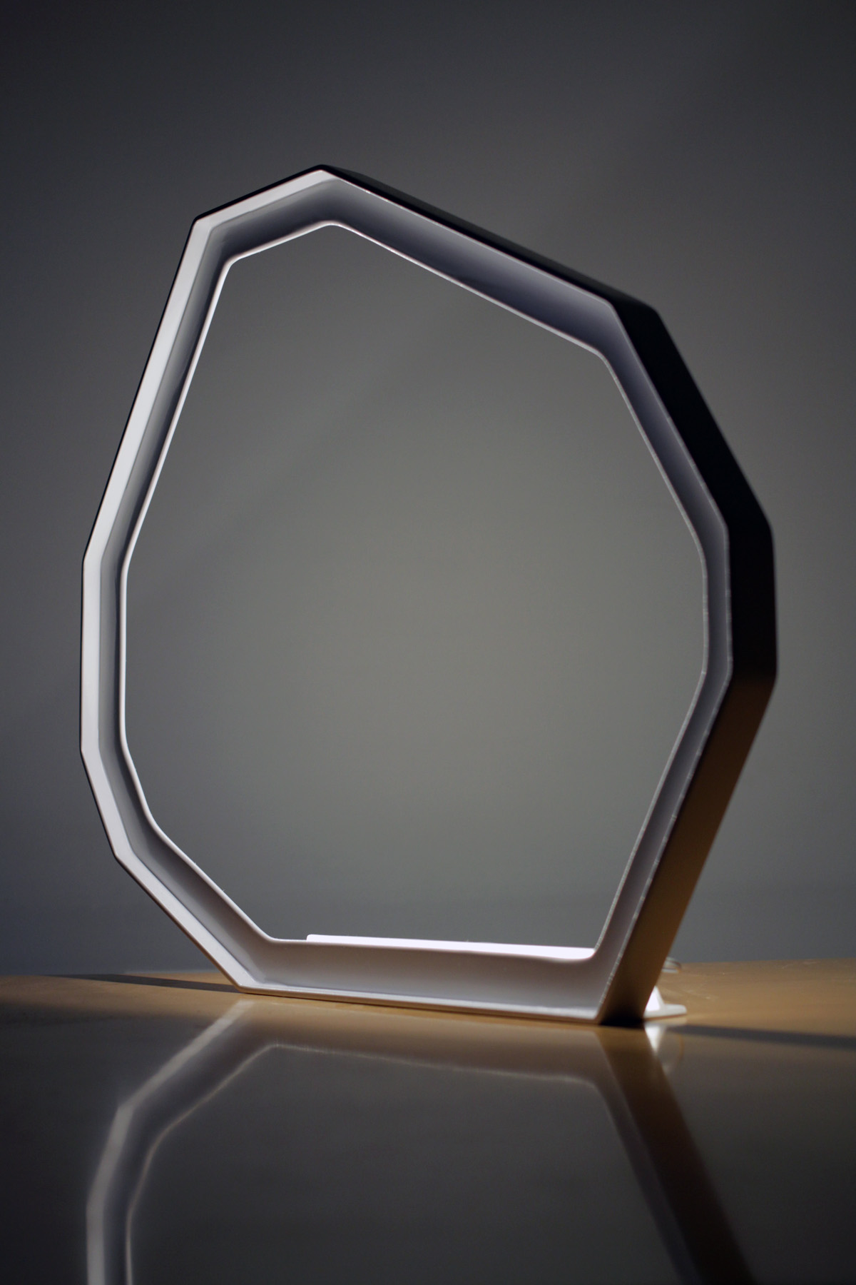 Luminaire Météorite - vue de côté - LEDS - Objet - cornière métal - blanc - design sur-mesure - Agence MAJOTIK