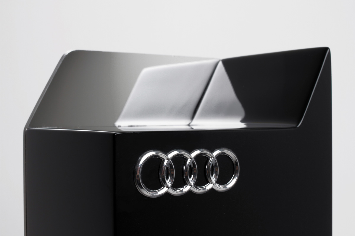 Trophée Audi3 fabrication architecture DETAILS logos vernis métal Léa Longis design sur-mesure Agence MAJOTIK