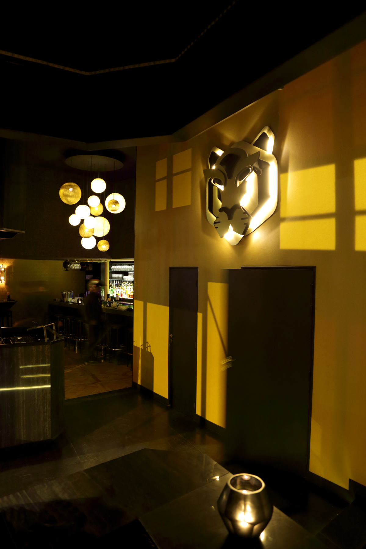 Restaurant Le TIGrr Paris tete de tigre suspension boulles vue bar asiatique Agence MAJOTIK
